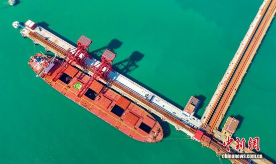 圖為船舶在碼頭進行卸船作業。（無人機照片）