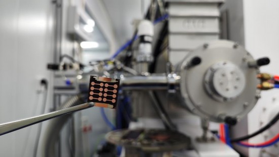 這是南京大學等單位研制的光電轉化效率30.1%全鈣鈦礦疊層光伏電池。（受訪者供圖）