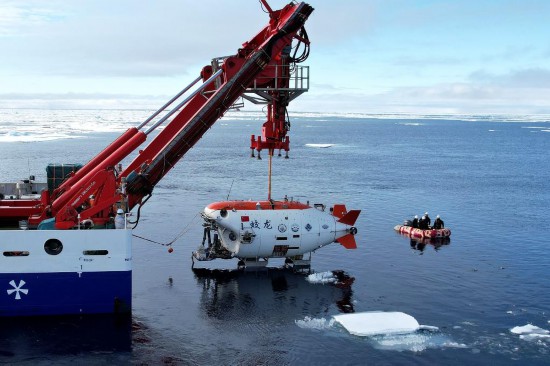 “蛟龍”號在北極冰區進行下潛。新華社記者劉詩平 攝