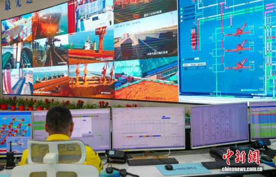 圖為工作人員監控礦石流程作業。