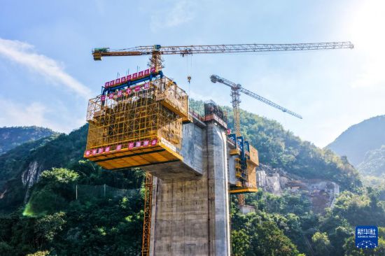 這是10月28日拍攝的西渝高鐵嘉陵江特大橋建設現場（無人機照片）。     新華社記者 唐奕 攝