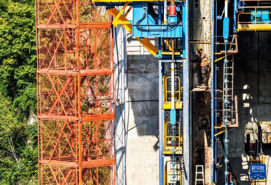 10月28日，工人在西渝高鐵嘉陵江特大橋建設現場施工作業（無人機照片）。     新華社記者 唐奕 攝