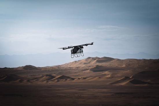 “陸地航母”分體式飛行汽車在敦煌進行演示。新華社發