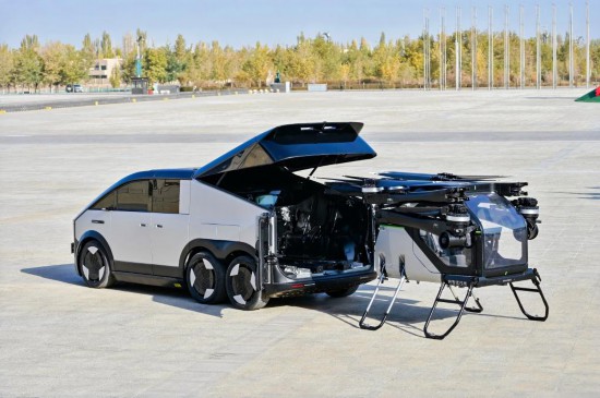 “陸地航母”分體式飛行汽車在敦煌進行自動分離演示。新華社發