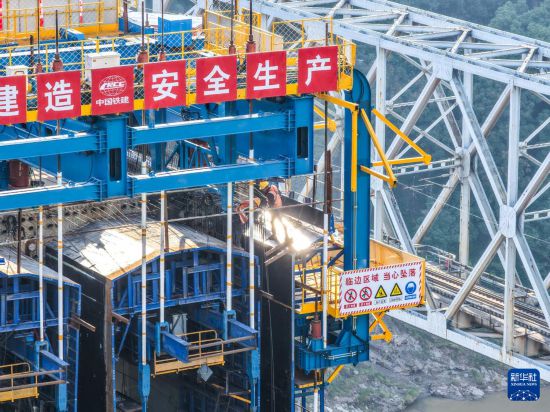 10月28日，工人在西渝高鐵嘉陵江特大橋建設現場施工作業（無人機照片）。     新華社記者 唐奕 攝