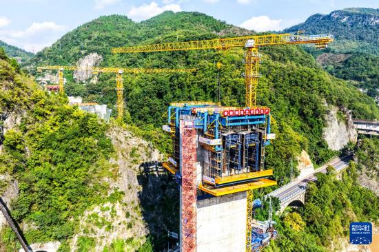 這是10月28日拍攝的西渝高鐵嘉陵江特大橋建設現場（無人機照片）。     新華社記者 唐奕 攝