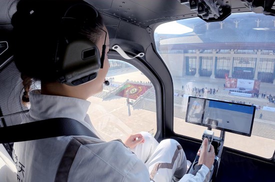 “陸地航母”分體式飛行汽車機艙內部。新華社發