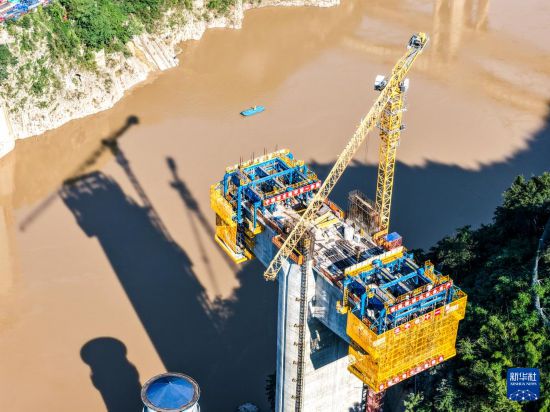 這是10月28日拍攝的西渝高鐵嘉陵江特大橋建設現場（無人機照片）。     新華社記者 唐奕 攝