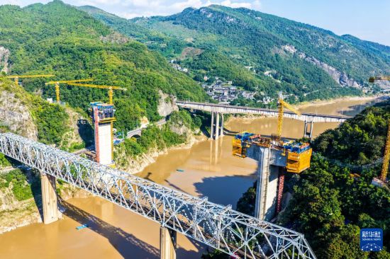 這是10月28日拍攝的西渝高鐵嘉陵江特大橋建設現場（無人機照片）。     新華社記者 唐奕 攝