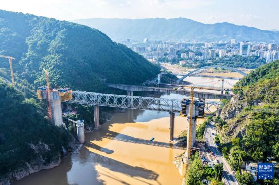 這是10月28日拍攝的西渝高鐵嘉陵江特大橋建設現場（無人機照片）。     新華社記者 唐奕 攝