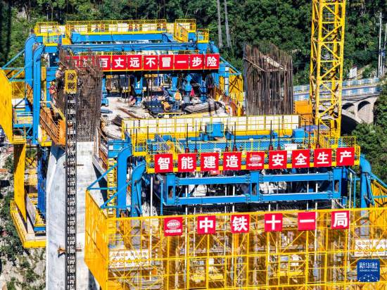 10月28日，工人在西渝高鐵嘉陵江特大橋建設現場施工作業（無人機照片）。新華社記者 唐奕 攝