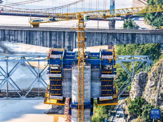 這是10月28日拍攝的西渝高鐵嘉陵江特大橋建設現場（無人機照片）。     新華社記者 唐奕 攝