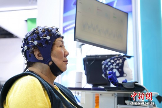圖為參觀者體驗AI輔助腦功能評估系統。中新社記者 王紫儒 攝