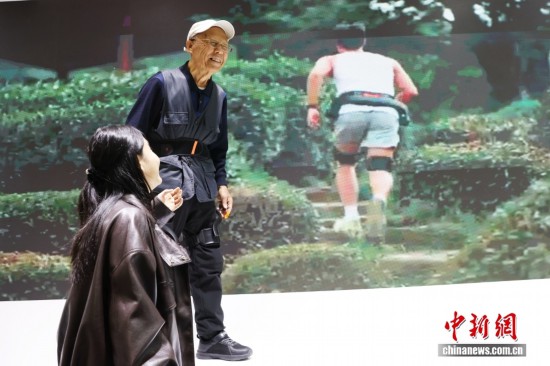 圖為參觀者體驗髖部助行外骨骼。中新社記者 王紫儒 攝