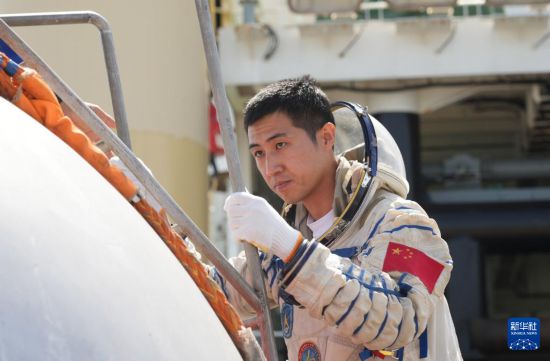 武飛在水上救生訓練前準備進艙（2023年7月6日攝）。新華社發（孔方舟 攝）