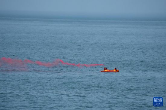 武飛（中）進行水上救生訓練（2023年7月6日攝）。新華社發（孔方舟 攝）