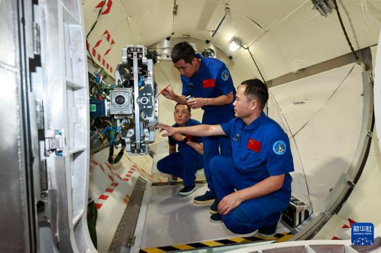 張洪章(左)、武飛（中）、張陸進行設備維修訓練（2025年7月23日攝）。新華社發（徐部 攝）