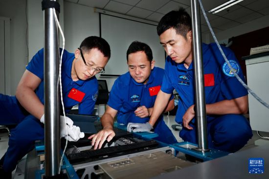 張洪章（左）、張陸（中）、武飛在檢修設備（2025年8月21日攝）。新華社發（徐部 攝）