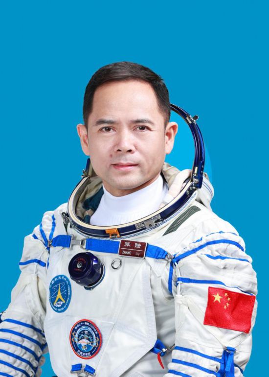 這是神舟二十一號航天員張陸。     新華社發