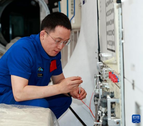 張洪章在核心艙模擬器訓練（2025年6月9日攝）。新華社發（徐部 攝）