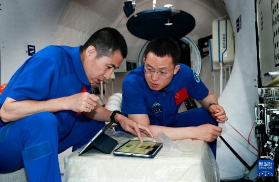 武飛（左）、張洪章在核心艙模擬器訓練（2025年6月9日攝）。新華社發（徐部 攝）