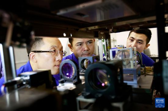 張洪章（左）、張陸（中）、武飛進行機柜設備操作訓練（2025年8月21日攝）。新華社發（徐部 攝）