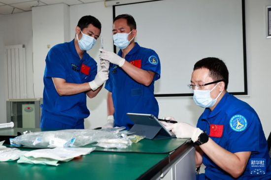 武飛（左）、張陸（中）、張洪章進行微生物采樣操作訓練（2025年8月7日攝）。新華社發（徐部 攝）