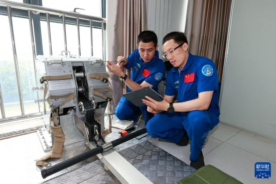 武飛（左）、張洪章進行器材維修訓練（2025年6月19日攝）。新華社發（徐部 攝）