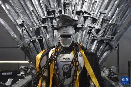 這是10月28日在位于廣東深圳的機器人6S店內拍攝的眾擎機器人。新華社記者 劉力航 攝