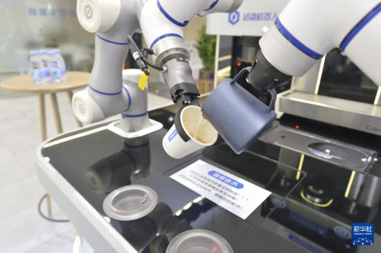 10月29日，在廣東深圳越疆科技有限公司，機器人制作咖啡拉花。新華社記者 劉力航 攝