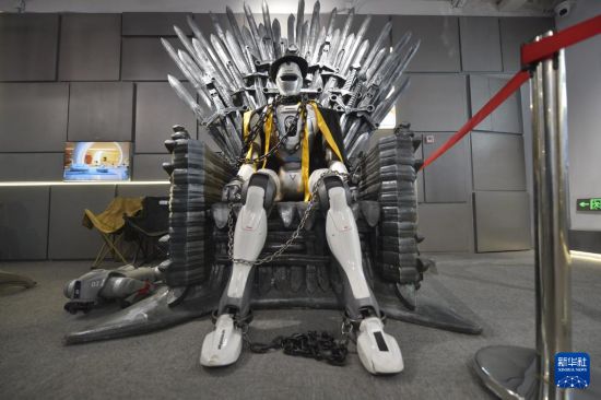 這是10月28日在位于廣東深圳的機器人6S店內拍攝的眾擎機器人。新華社記者 劉力航 攝