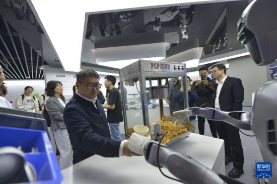 10月29日，在廣東深圳越疆科技有限公司，機器人為記者裝爆米花。新華社記者 劉力航 攝