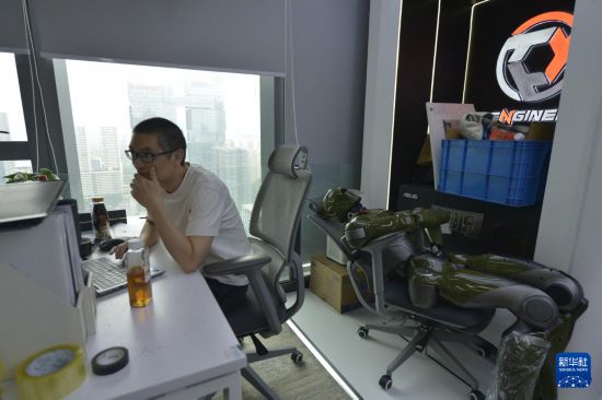 10月29日，在廣東深圳眾擎機器人科技有限公司，工程師調試代碼。新華社記者 劉力航 攝