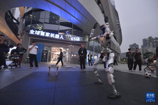 10月28日，在位于廣東深圳的機器人6S店門口，機器人在跳舞。新華社記者 劉力航 攝