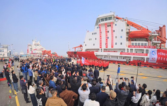11月1日在中國極地考察國內基地碼頭上拍攝的“雪龍”號與“雪龍2”號起航儀式現場。新華社記者 方喆 攝