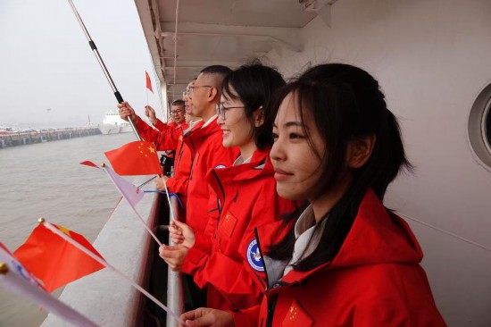 11月1日，中國第42次南極考察隊隊員們在“雪龍”號上與送行的親朋同事告別。新華社記者 顧天成 攝