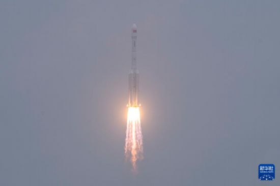 11月3日11時47分,我國在文昌航天發射場使用長征七號改運載火箭，成功將遙感四十六號衛星發射升空，衛星順利進入預定軌道，發射任務獲得圓滿成功。新華社發（都鑫鑫 攝）