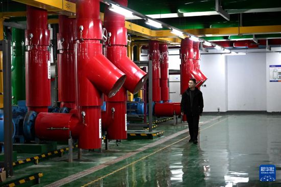   11月2日，工作人員在宿州市算力產業園制冷機房查看設備運行情況。       新華社記者 黃博涵 攝