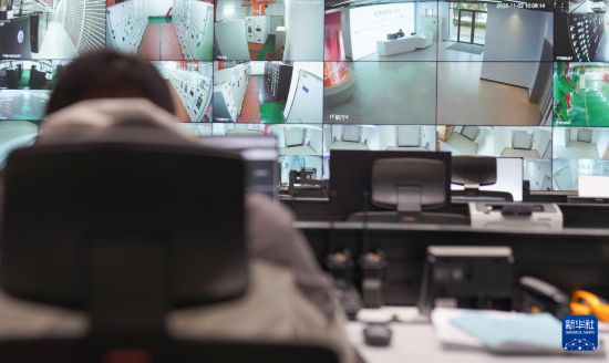   11月2日，工作人員在宿州市算力產業園查看園區運營情況。       新華社記者 戴明軒 攝