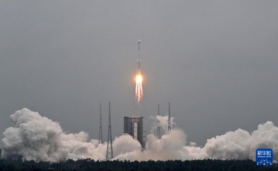 11月3日11時47分,我國在文昌航天發射場使用長征七號改運載火箭，成功將遙感四十六號衛星發射升空，衛星順利進入預定軌道，發射任務獲得圓滿成功。新華社記者 郭程 攝