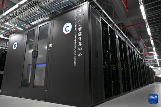   11月2日拍攝的宿州市算力產業園淮海人工智能計算中心服務器。       新華社記者 黃博涵 攝