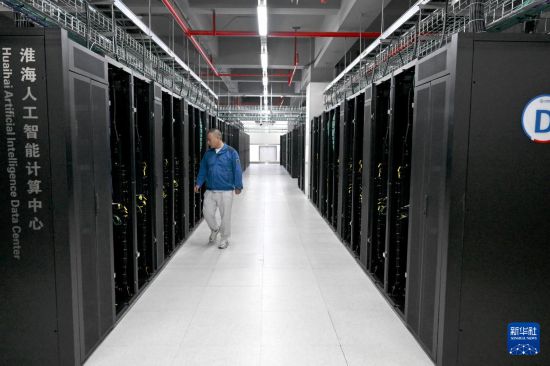   11月2日，工作人員在宿州市算力產業園淮海人工智能計算中心機房查看服務器運行情況。       新華社記者 黃博涵 攝