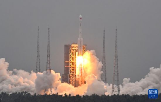 11月3日11時47分,我國在文昌航天發射場使用長征七號改運載火箭，成功將遙感四十六號衛星發射升空，衛星順利進入預定軌道，發射任務獲得圓滿成功。新華社記者 郭程 攝