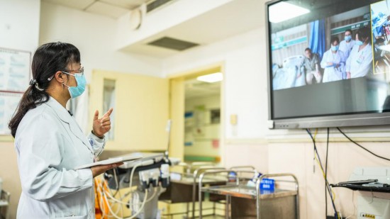 貴州省人民醫院呼吸科主任醫師通過5G+遠程醫療平臺對龍里縣人民醫院的患者給出治療建議。新華社記者 陶亮 攝