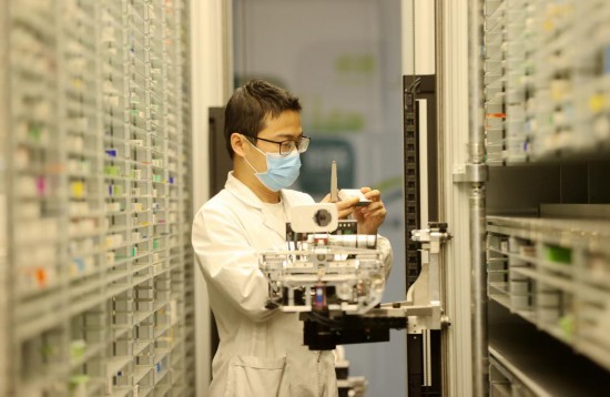 浙江德清縣第三人民醫院藥師在智慧藥房核對藥品。新華社發（謝尚國攝）