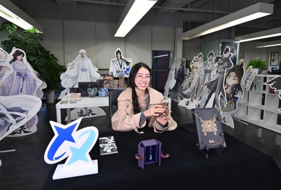 11月2日，成都星閱辰石文化發展有限公司工作人員在做直播演示。新華社記者肖瀟 攝