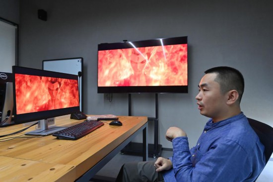 11月2日，墨境天合成都數字圖像科技有限公司視效總監邢明禮在介紹公司業務。新華社記者肖瀟 攝