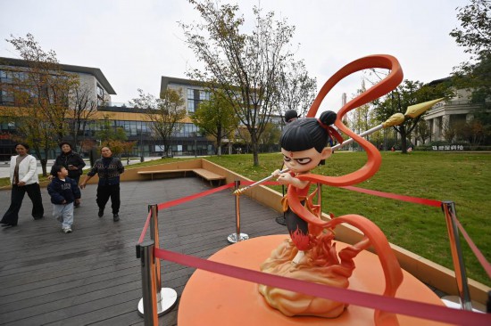11月2日，市民從成都天府長島數字文創園的哪吒形象雕塑旁走過。新華社記者肖瀟 攝