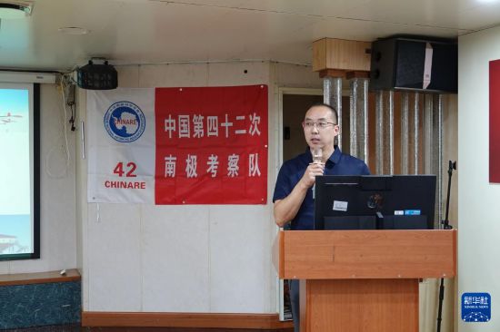 11月5日，南極大學校長、中國第42次南極考察隊領隊魏福海在開學典禮上授課。新華社記者 顧天成 攝