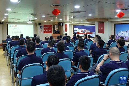 11月5日，南極大學校長、中國第42次南極考察隊領隊魏福海在開學典禮上授課，考察隊學員認真聽課。新華社記者 顧天成 攝